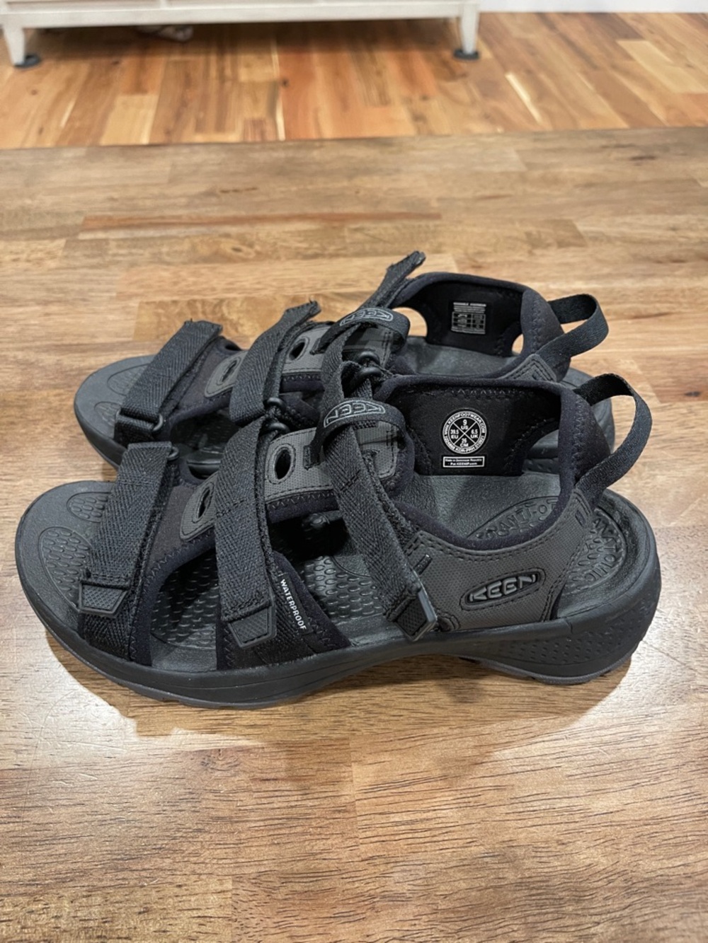 NWOT.. Keen Womens Black Adjustable Outdoor Sandals.